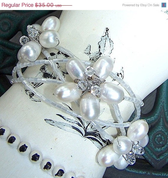 ON SALE Handmade Retro Vintage 1950's Style Pearl Daisy Flower Brides Bracelet OOAK