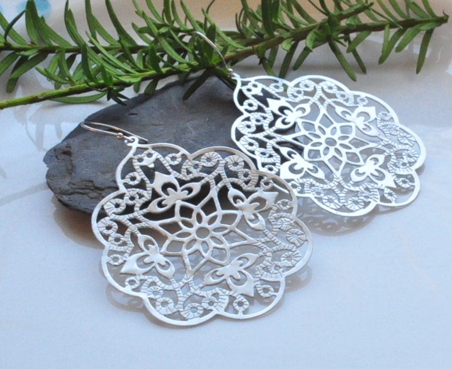Oriental filigree Pendant drop Scalloped Silver Earrings, Silver lace Bohemian Earrings,Spanish style,Boho chic