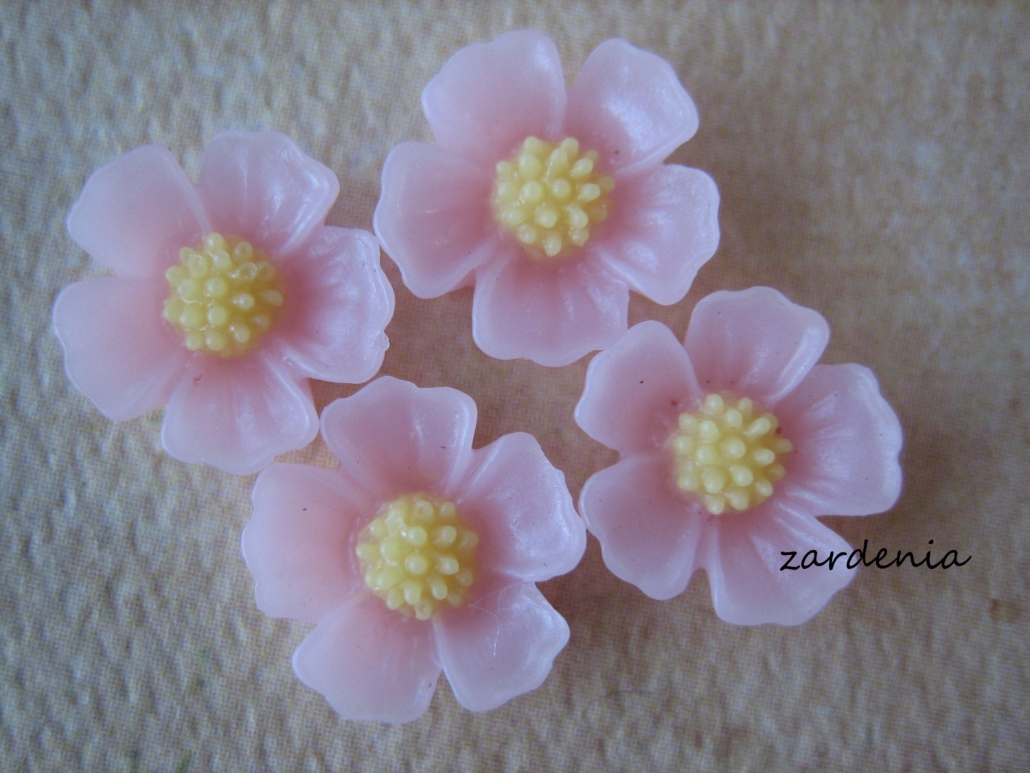 4PCS - Daisy Cabochons - Resin - Pink - 10mm - Findings by ZARDENIA