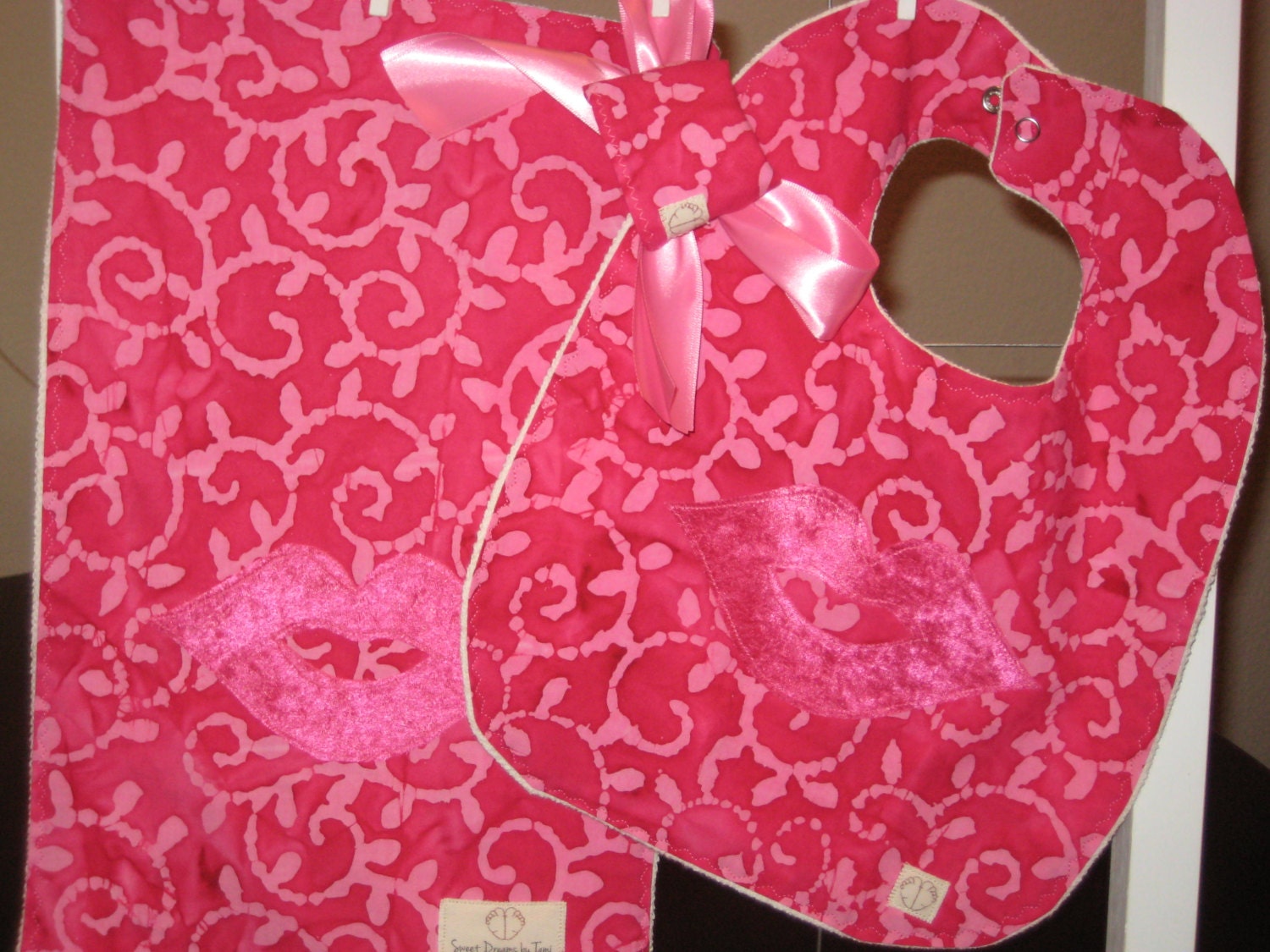 Lip Organic Bib, Burp Cloth, and Door Muff Set