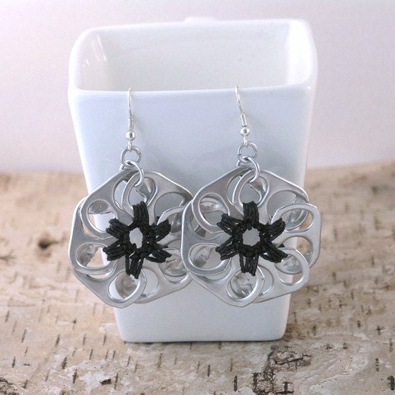 pop tab flower earrings - black, crochet