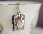 Mémoire Silver Book Rosebud Locket (Ivory)