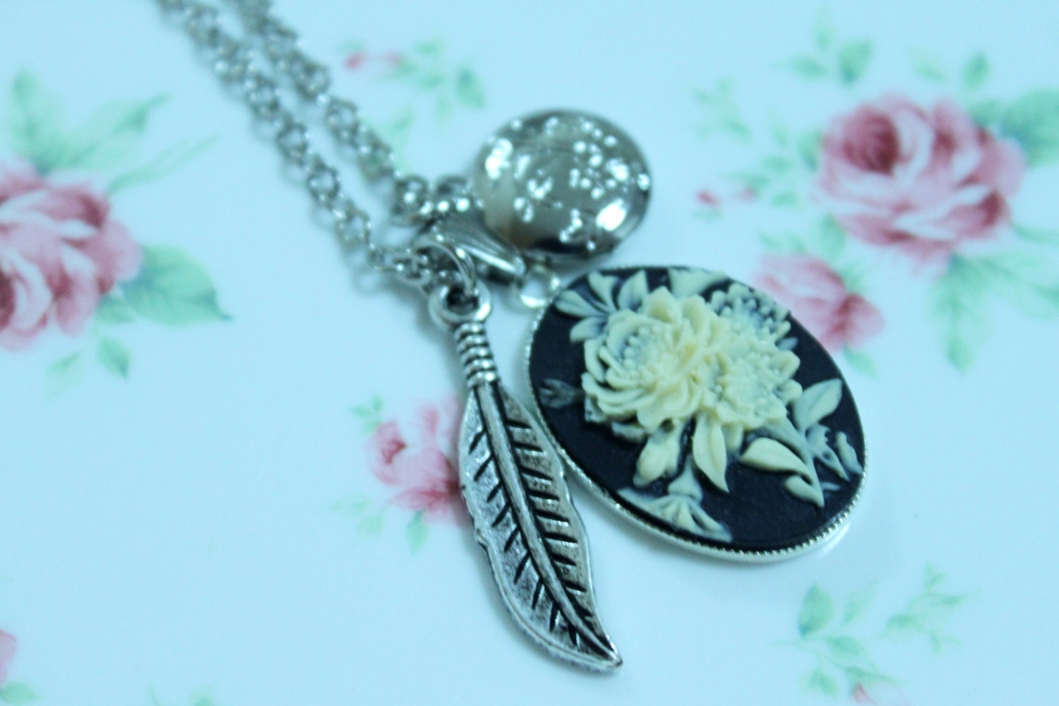 BOUQUET Flower  Cameo Necklace,Charm Necklace.Vintage Style Cameo,Locket.Romantic Jewelry