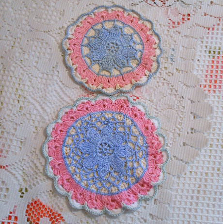 2 Matched BLUE and PINK POTHOLDERS Center Daisy Spring Design, Scallops, Pretty Pot Holder, 1940s Hand Crochet Kitchen Linens, Mothers Day