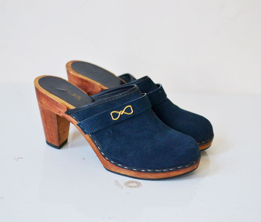 1970s Clogs / 70s Navy Blue Suede clogs