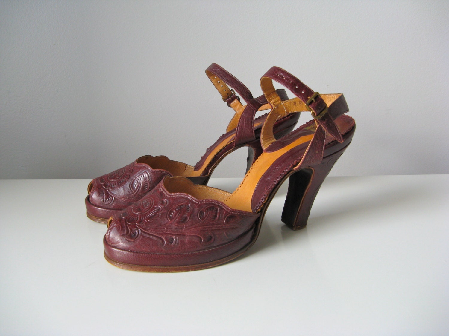 vintage 1940s shoes / 40s tooled leather platforms