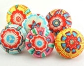 Pushpin / Magnet / Bright Flowers  / Thumb Tacks / Fabric Covered  Lark Heirloom 65