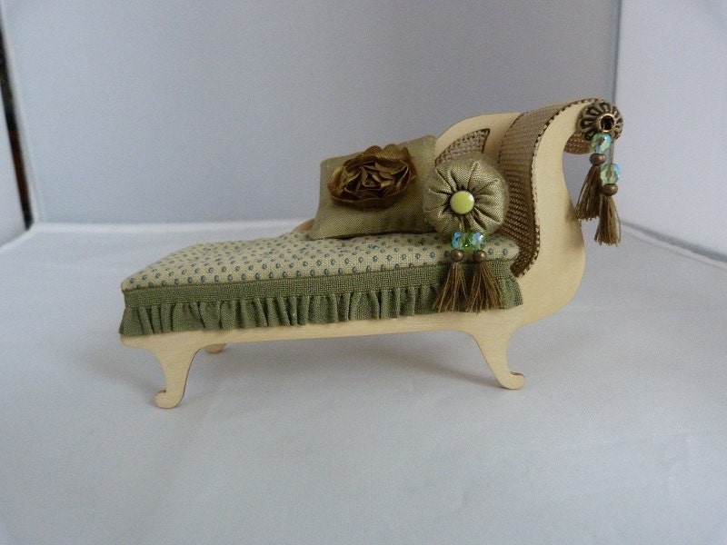 Antique dollhouse chaise longue in green by Jo Med.