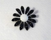 Daisy Brooch Black and White Flower Pin Spring Summer Lapel Pin Flower Power Jewelry vintage retro 80s FREE SHIPPING