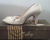 Vintage Valley Designer Originals White Stiletto Heels with Bow Detail in Original Box Size 6-6.5 US