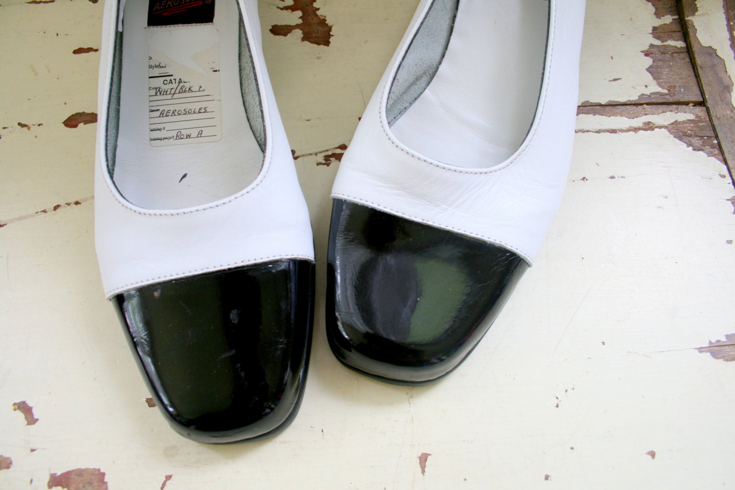 1980s AEROSOLES Two Toned Black and White Pumps....size 7 1/2 womens.....flats. shoes. pumps. closed toed. hipster. boho. urban. mod. gogo.