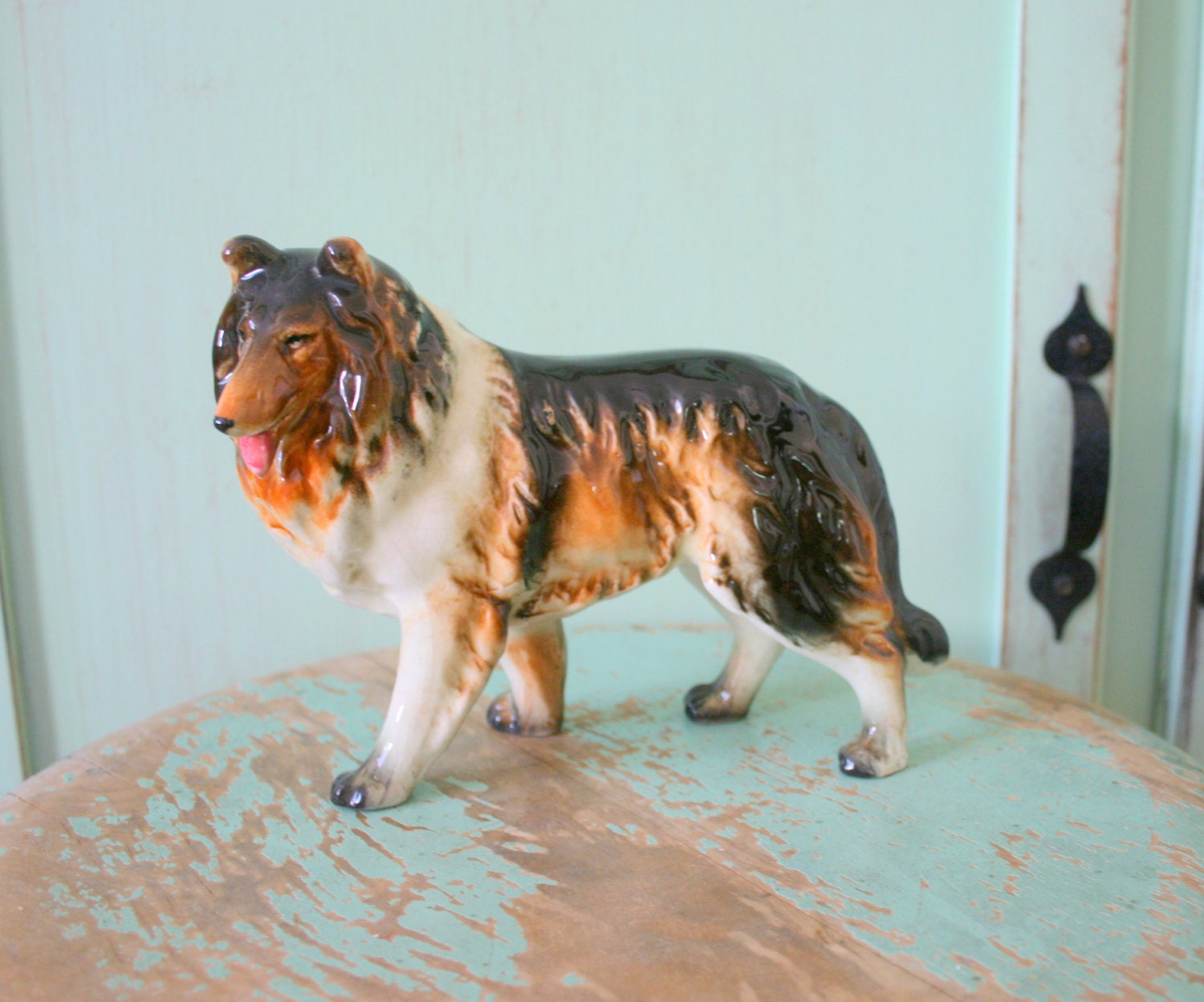 Vintage DOG LOVERS Figurine......ceramic dog. pet lover. kitsch. retro. brown dog. lassie. housewares. home decor. figurine