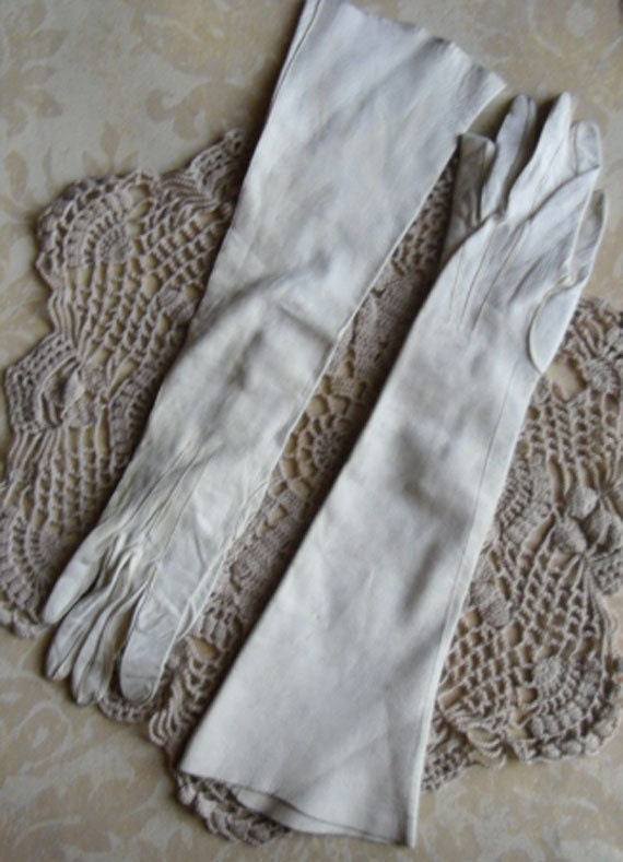 Vintage Opera Gloves Cream Kid Leather Made in Italy Size 6 1/4 Missing Buttons