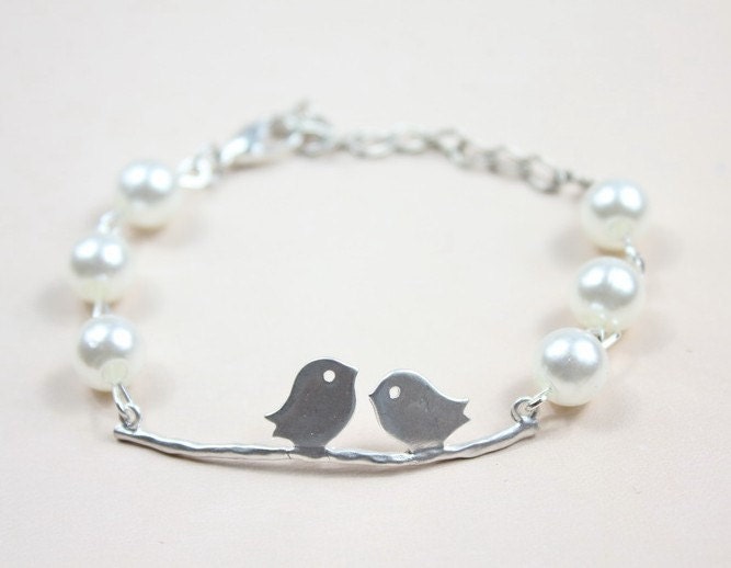 Kissing Bird Charm Bracelet, Matte Silver Charms with Acrylic pearl Beaded Bracelet ESD41