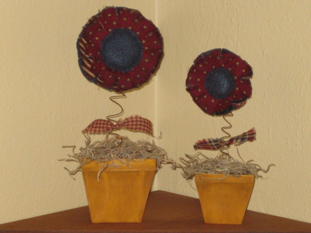 Primitive Americana Flower Nodders in wooden pots - set of 2 - Fabric - Cupboard Tuck