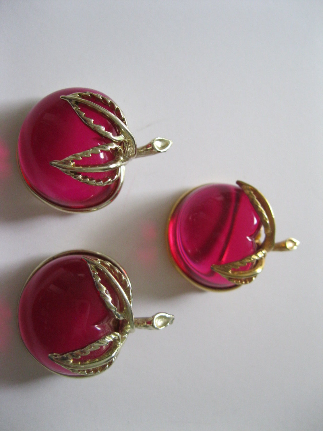 Sarah Coventry Burgundy Jelly Belly Apple Brooch