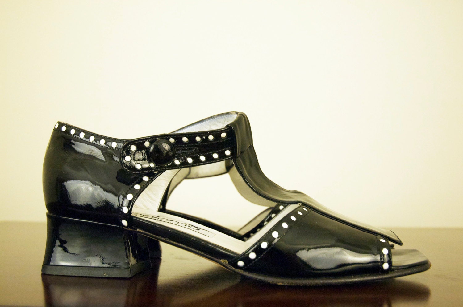 Vtg 90s Black Patent Leather Sandals size 7AA