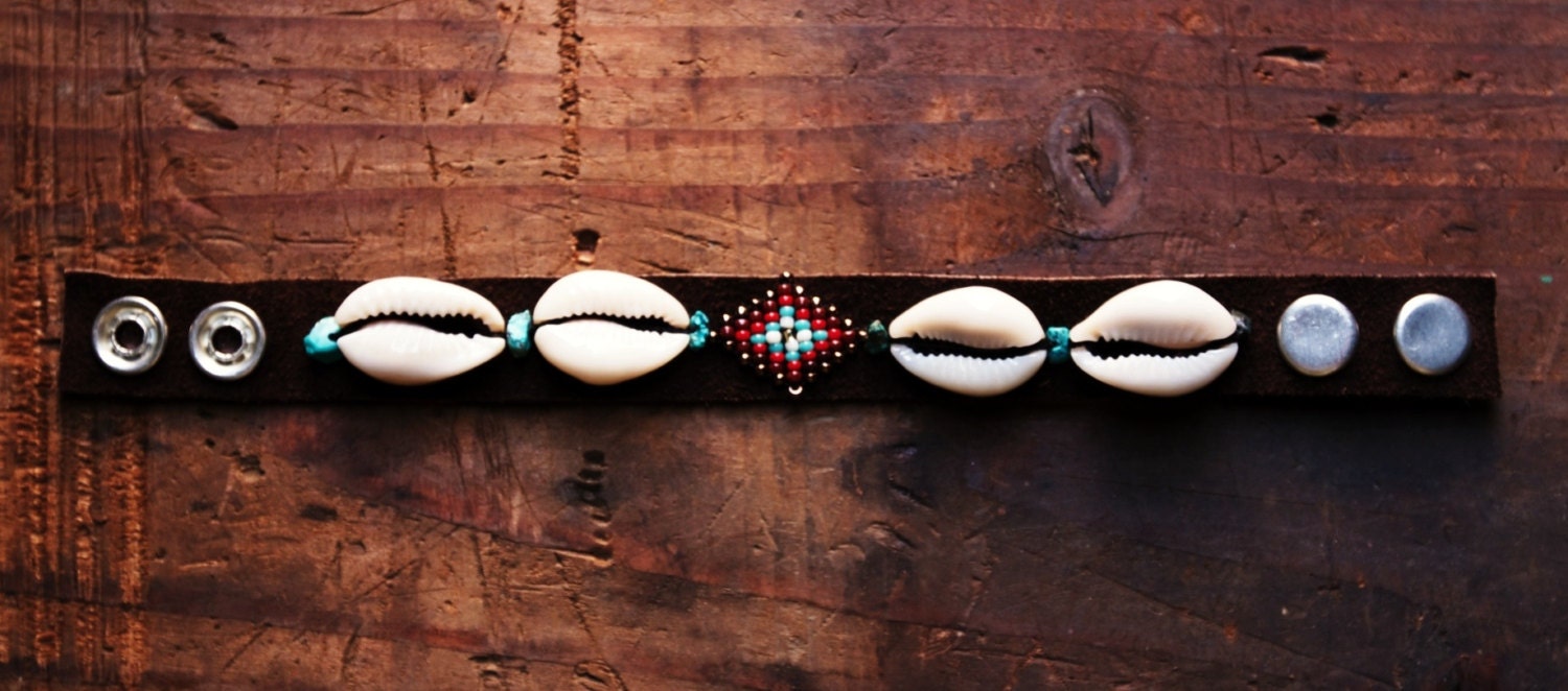 FREE SHIPPING US,Native American inspired cowrie shell and beaded leather bracelet.hippie,boho
