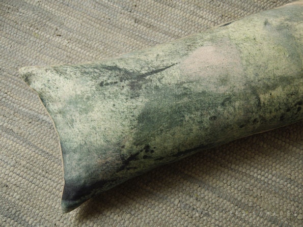 Linen Long Cushion Green.. Tree perched / FRAGMENTS