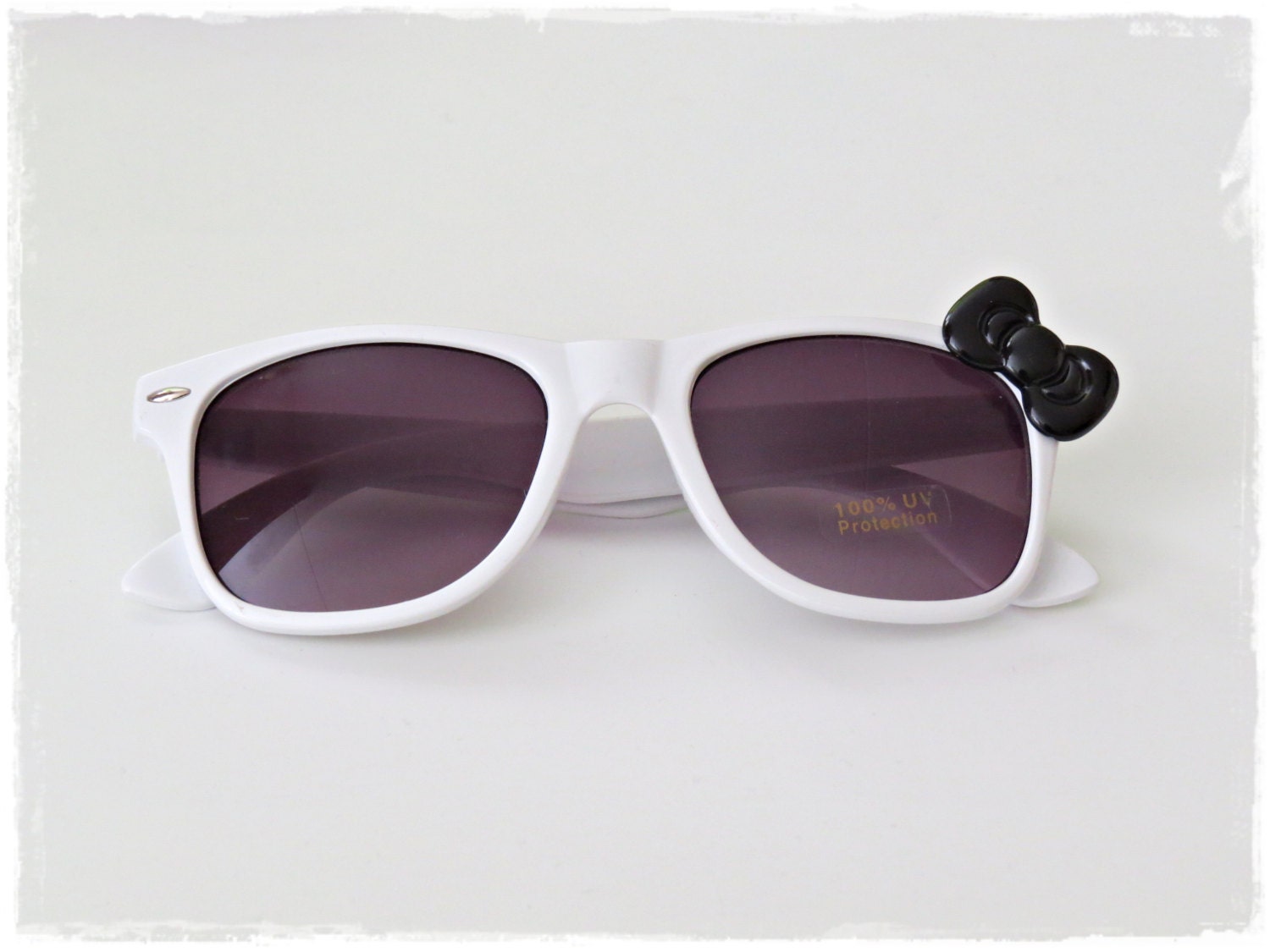 Sun glasses with "Hello Kitty" bow