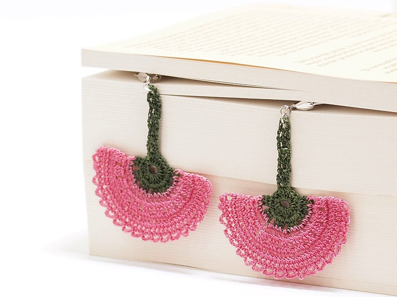 Crochet Bohemian Chic Dangle Earrings in Pink, Green Flower Flower Hippie Boho Gypsy Style Jewelry Varnished Semicircle