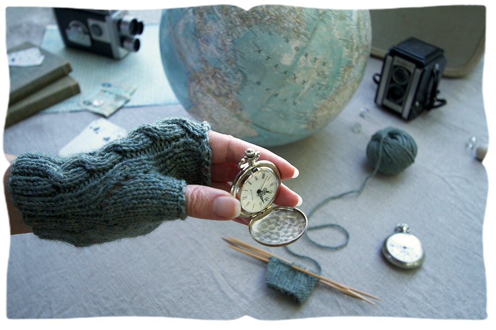 handwarmer kit, video tutorial knitting lessons. short & sweet spring cabled fingerless gloves in heather sea green.