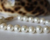 Knotted Genuine Pearl Bracelet in Gold, Fresh Water White Pearls, 14K Gold filled filigree Clasps, Wedding pearl jewelry, Birthday Mom gift