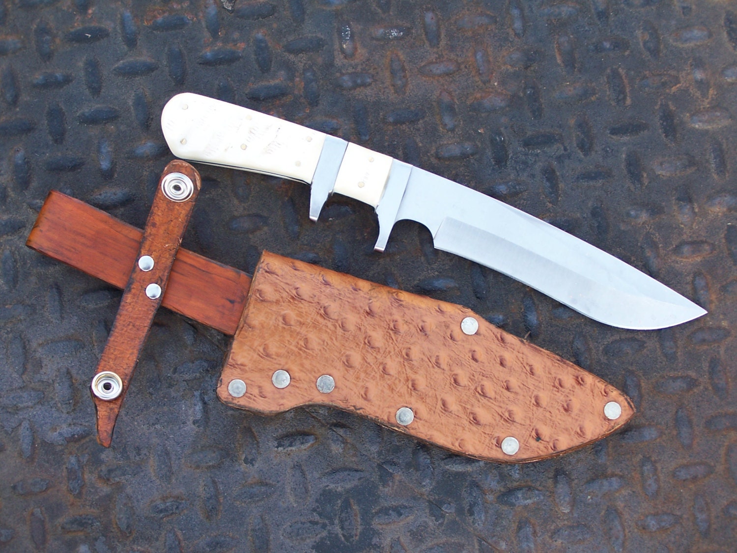 Fighting Bowie knife ...///... handmade Ostritch sheath ...///... jigged bone ...///...  all Handcrafted
