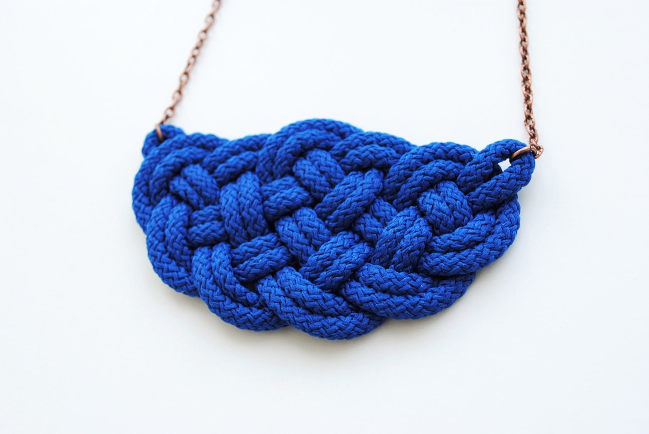 Big knot necklace in electric blue, rope jewelry, cobalt blue, copper chain, nautical style, summer, trends