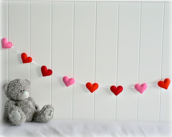 Felt heart banner/ garland/ bunting - Orange, Red, Pink - birthday decor - bedroom decor - custom made