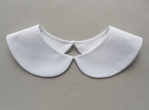 Plain and Simple White Detachable Handmade Peter Pan Collar Necklace with Button Closure / Col Claudine Amovible