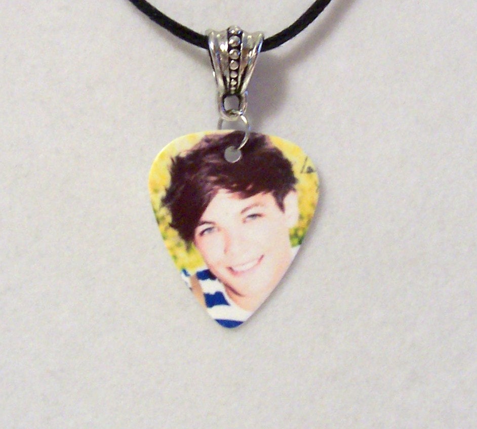 1D / ONE DIRECTION Louis Tomlinson Necklace - Sexy Guitar Pick with Silver Charm