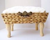 Natural Cream and Wicker Pet bed with Soft Chenille Fabric and Wooden Legs - for Cats or Small dogs