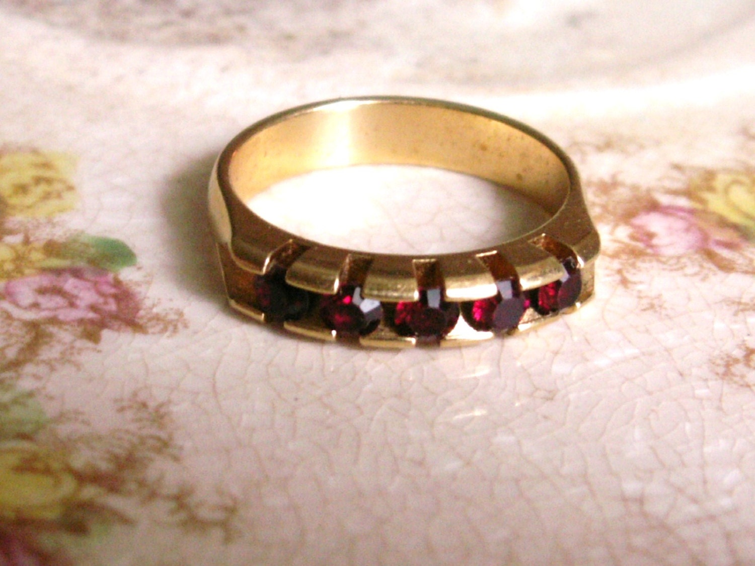 Vintage Red Stone Band Ring - Size 6 1/2