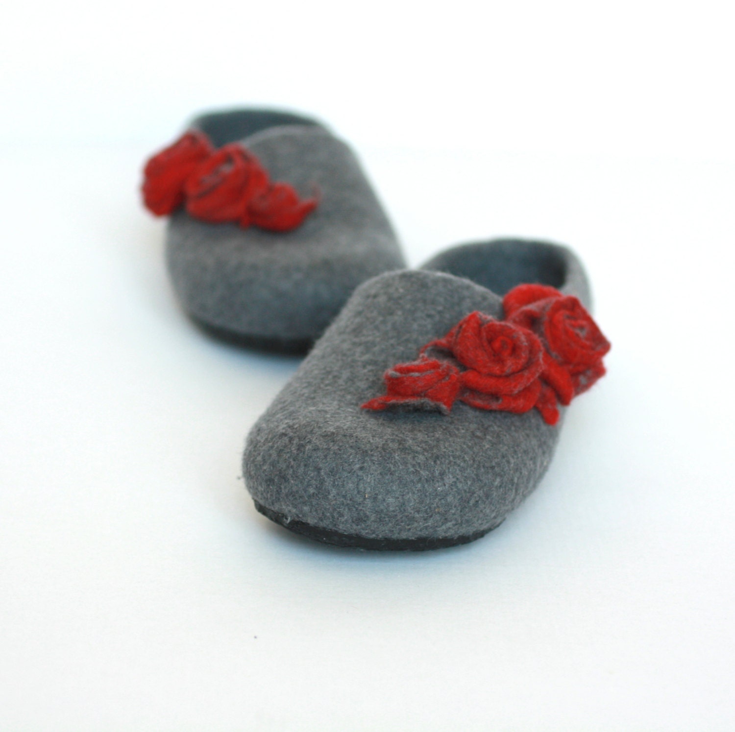 Women house shoes - felted wool slippers - Mothers day gift - grey with red roses