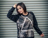Rose Printed Sweatshirt - Flowers Screenprinted Pullover Sweater Longsleeve Shirt In Black.