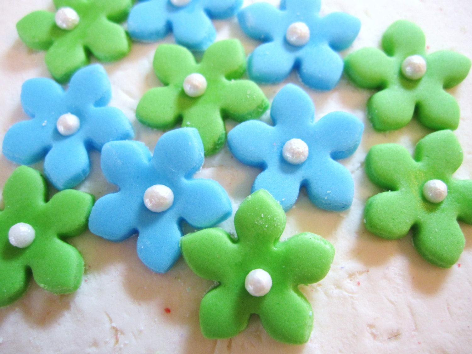 Fondant flowers with pearl white centers