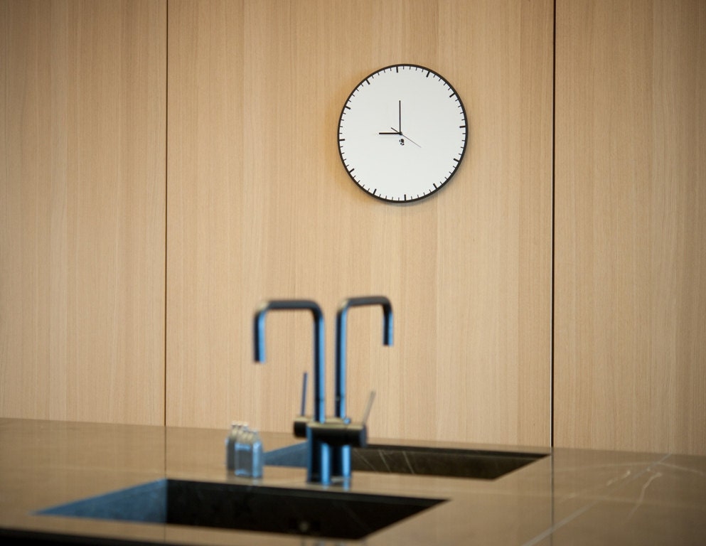 round 2 clock-black