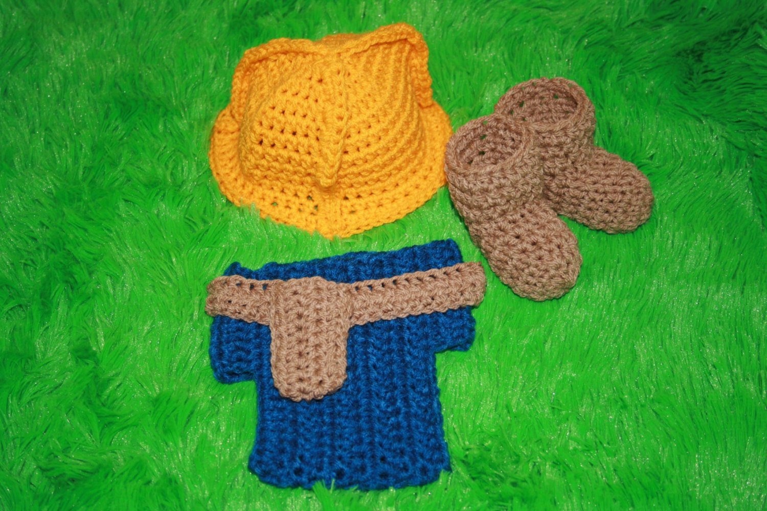 Builder outfit costume photo prop. Newborn crochet baby gift set. Boy. Hat, nappy cover and booties.