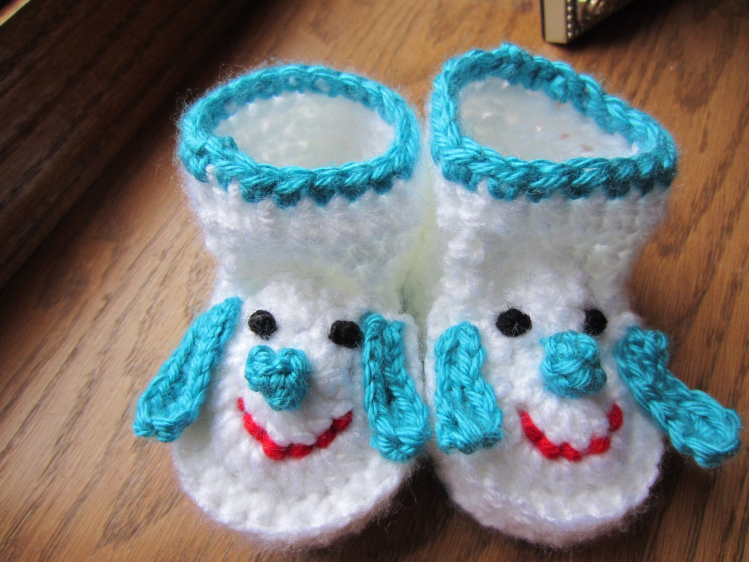PUPPY DOG BABY Booties.  Pink and white puppy dog baby shoes. Cute Baby Gift.