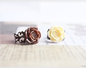 Cream rose cocktail rings, adjustable filigree victorian style cabochon rings, lucite flower, Set of 2 - LATTE