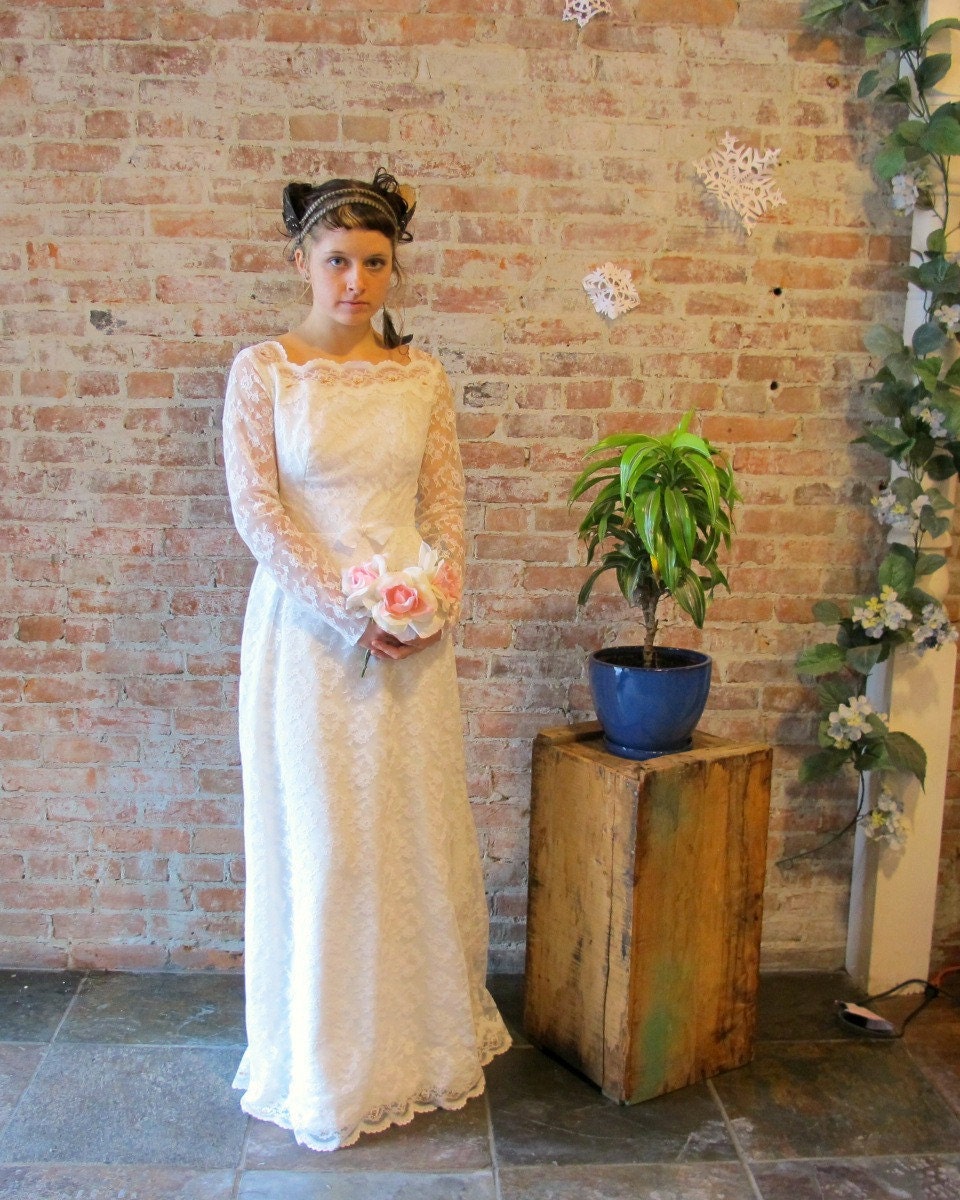 1960s Vintage Lace Wedding Dress and Veil