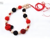 Nursing Juniper necklace / Breastfeeding Teething necklace, Teething amigurumi toy Ladybug - in black and red sling mom accessory - MagazinIL