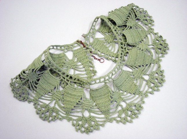 Crochet lace collar, pale green, cotton, crocheted necklace, Peter Pan, handmade