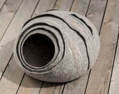 Cat bed/cat cave/cat house/hornet's nest/felted cat cave (With GIFT pad)
