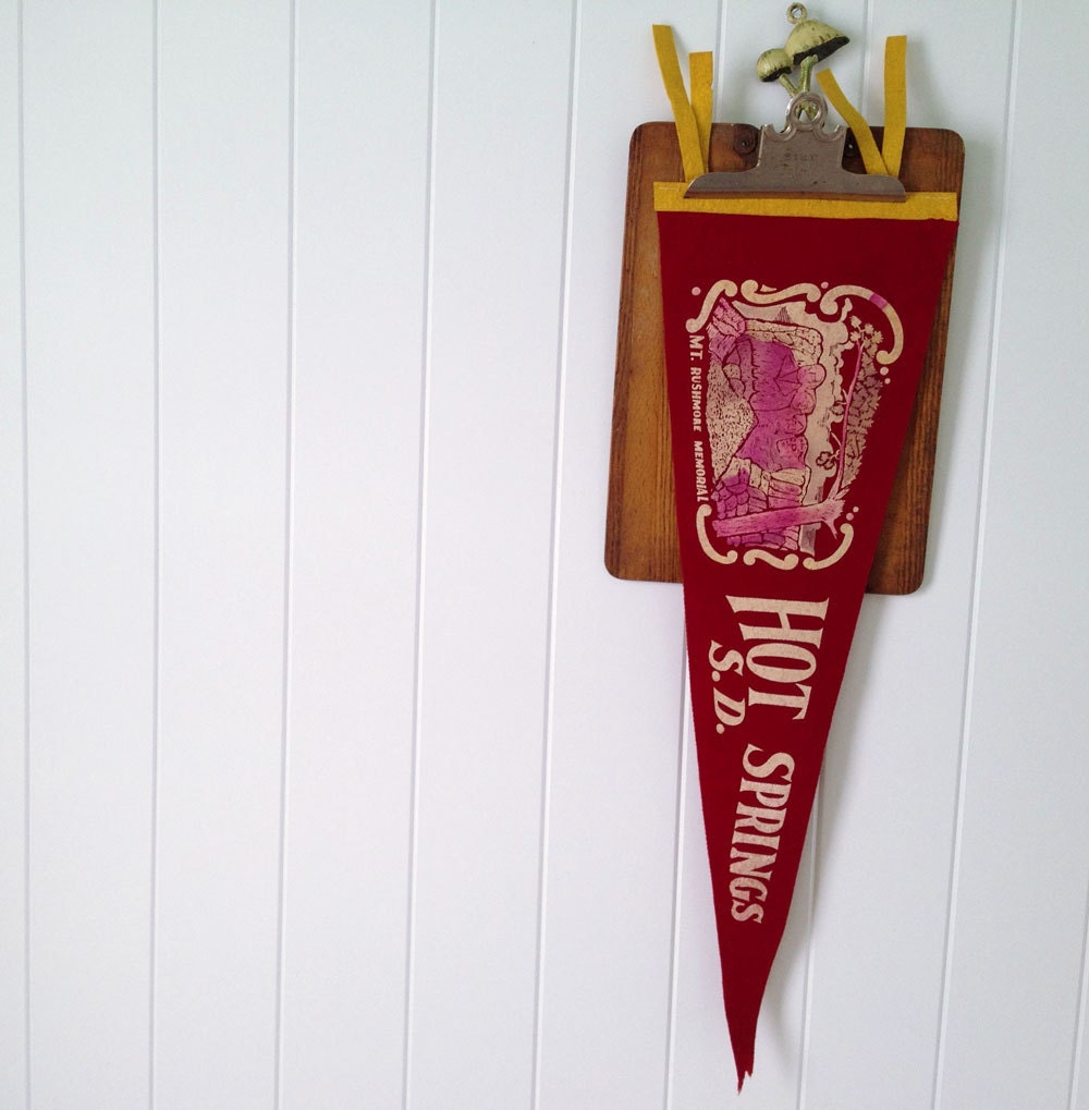 cabin chic....vintage felt pennant HOT SPRINGS south DAKOTA Rushmore souvenir travel large