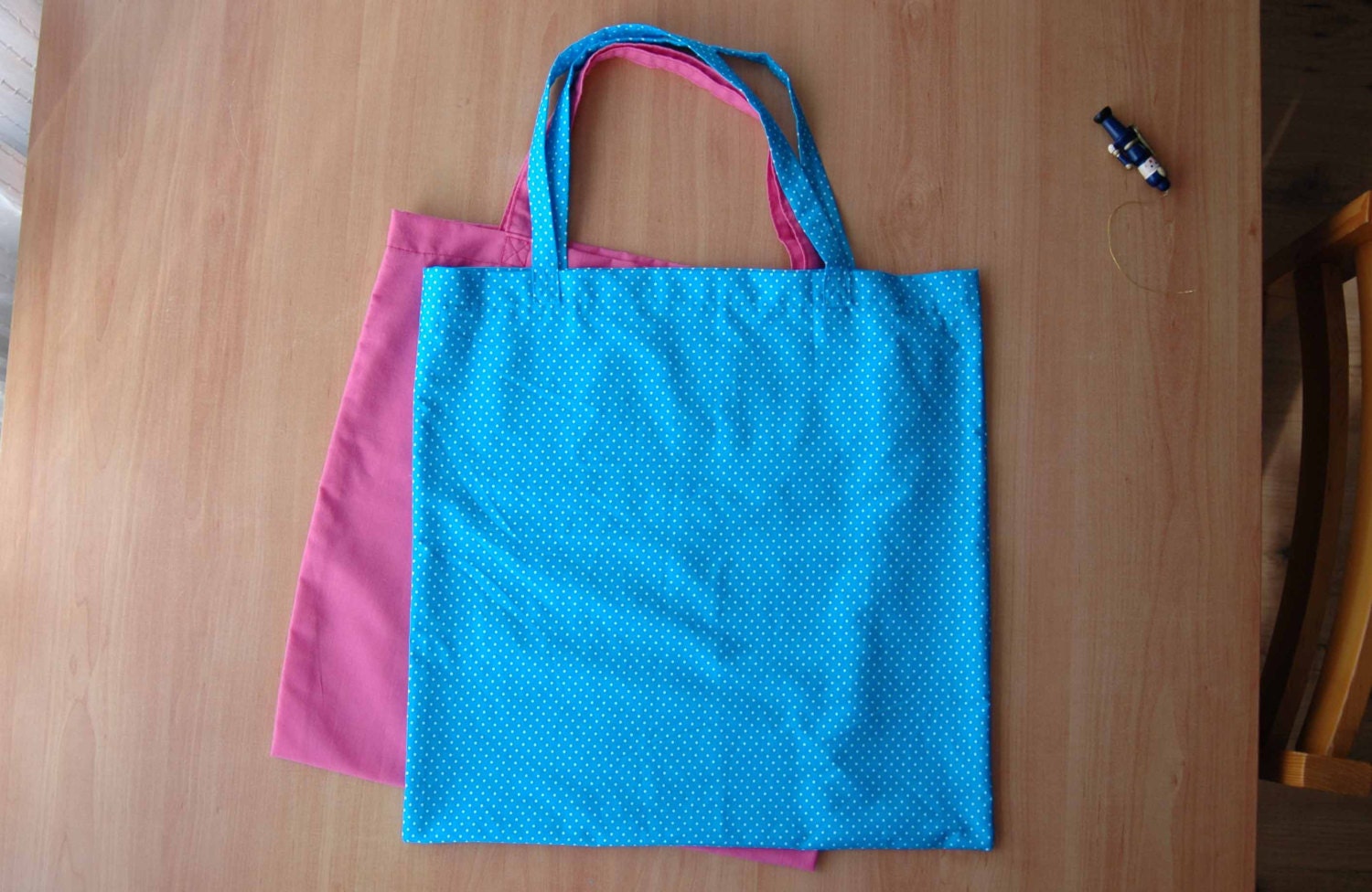 Tote blue dots