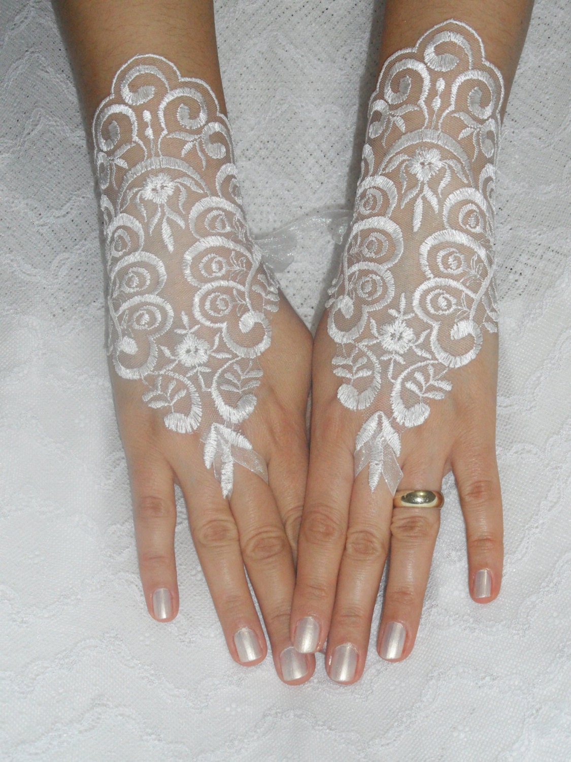 Free Ship, Bridal Glove, white, lace gloves, Fingerless Gloves, cuff wedding bride, bridal gloves,