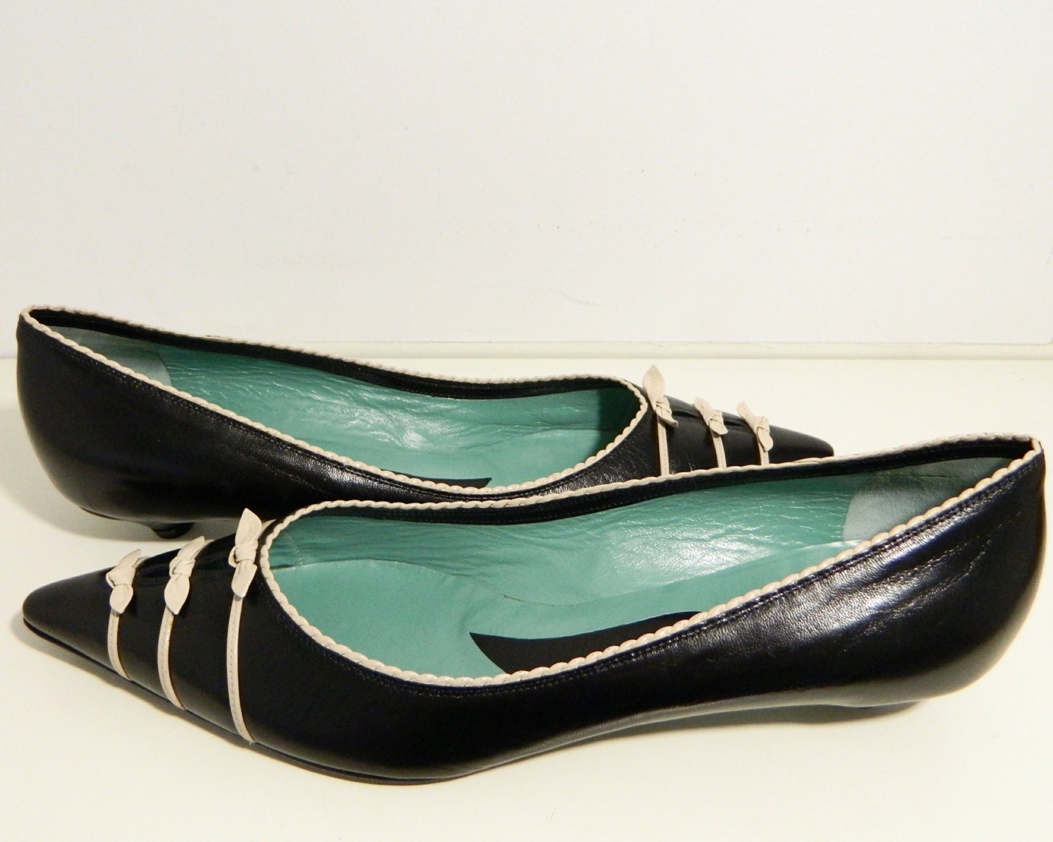 Delightful Vintage DiCastri, US size 9.5/EUR size 40 Made in Italy genuine black leather kitten heels with white bows and cut out details