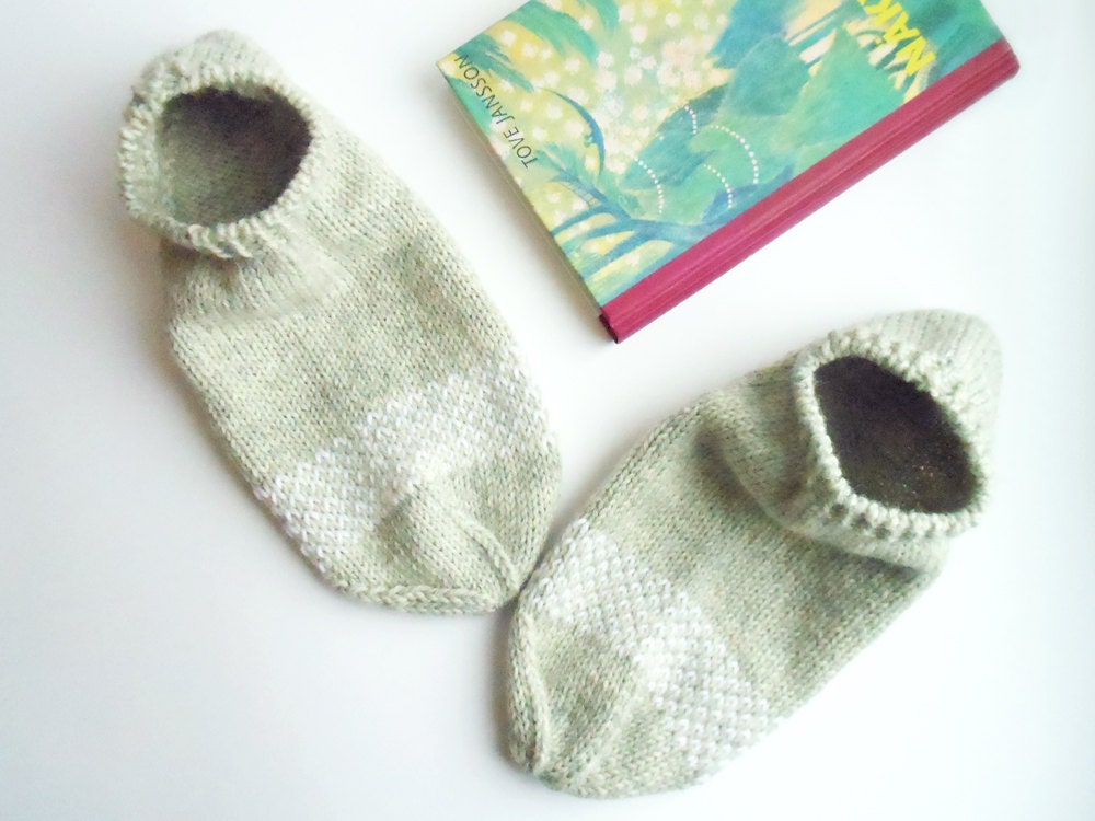 Women's house slippers in grey and white, hand knitted wool, medium size